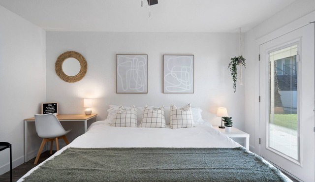 Studio with King Bed Mins. to Encanto Park & Phoenix Zoo