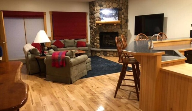 Stunning Timbers ski-in/ski-out, above the base lodge and SuperQuad