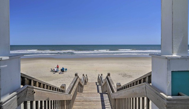 Stylish Coastal Home: Walk to Corolla Beach!