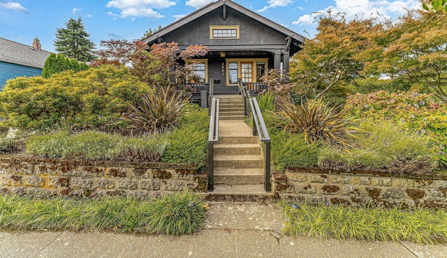 Stylish craftsman in a gorgeous garden setting, steps to downtown Columbia City