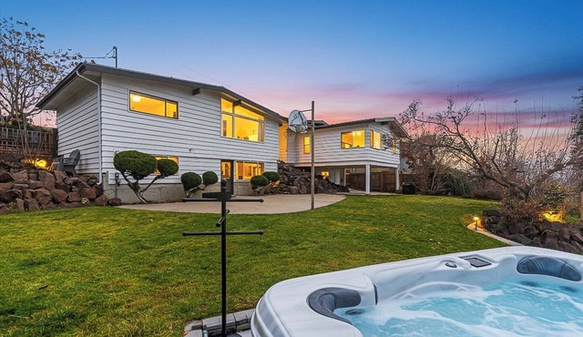 Summer getaway near Leavenworth & Lake Chelan. Hot Tub + MTN views + Arcade