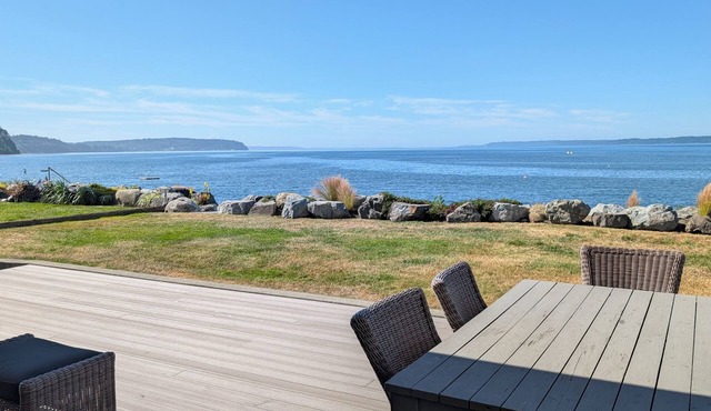 Sunlight Beach Getaway - sleeps 8, beachfront getaway on Useless Bay