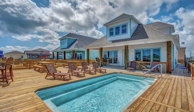 Sunny & 75: 5 BR, 5.5 BA House in Crystal Beach, Sleeps 26