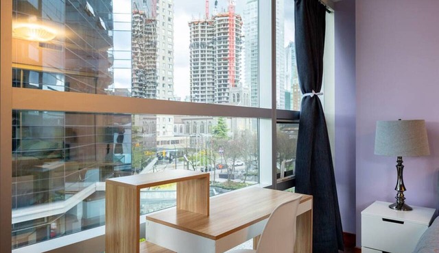 Sunny Downtown Treehouse, Stroll to English Bay