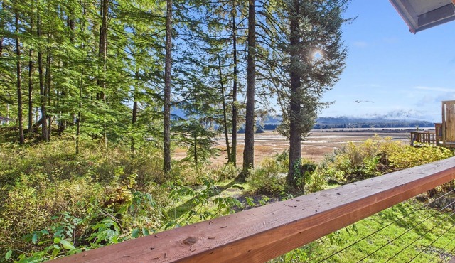 Sunny Point 2BR with Deck & Mountain Views