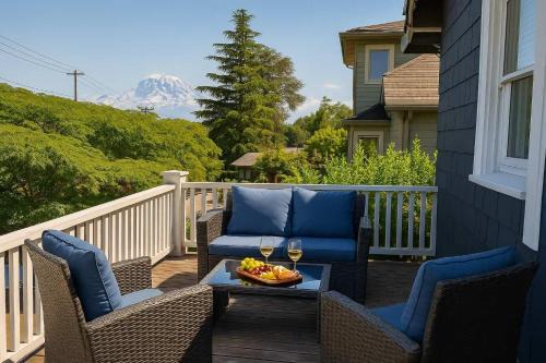 Sunny Seattle Home Mt Rainier UW Steps Away