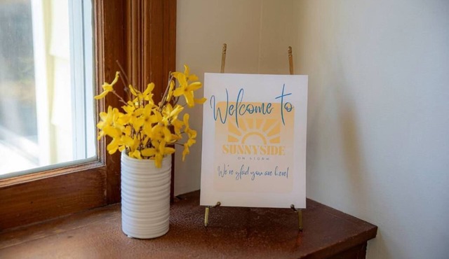 Sunny Side on Storm Bright 3BR/3BA Retreat in Ames