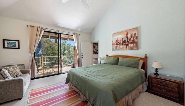 Sunny Top Floor Studio 10 Minute Walk from Wailea Beaches
