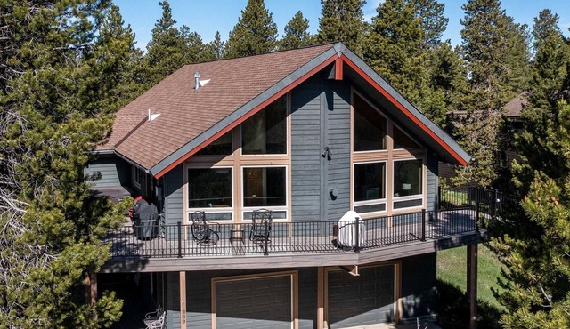 Sunrise, gorgeous large home with Hot Tub and Pool Table near Devils Thumb Ranch, 4/3 - Sleeps 10