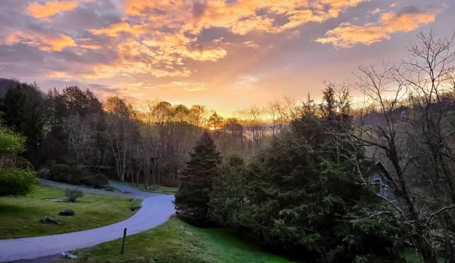 Sunrise Summit - Hot tub, Game room, 3 King Beds + Bunk Room, Dog Friendly, AC in Seven Devils