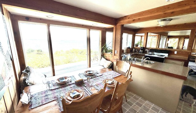 Sunset Hideaway - Oceanfront Bliss Minutes to Town in Eastsound