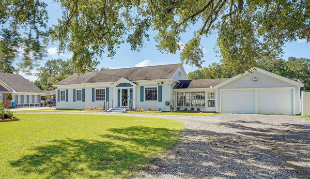 Sunshine Under the Oak: Baldwin Home w/Patio!