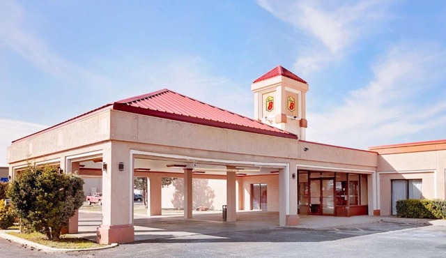 Super 8 by Wyndham Plainview in Plainview