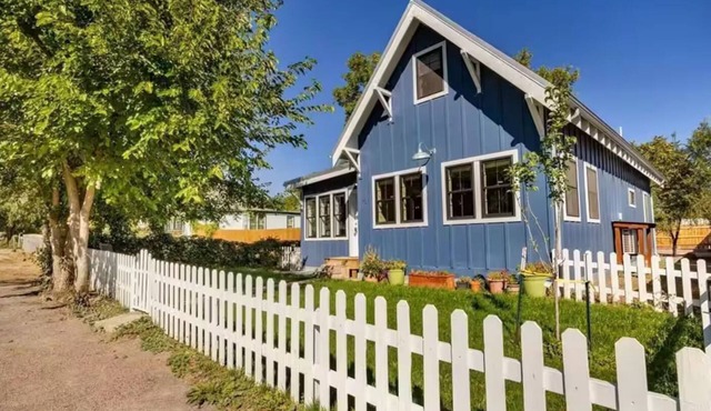 The Blue House on Barr -Charming Cottage Retreat in the Heart of Canon City