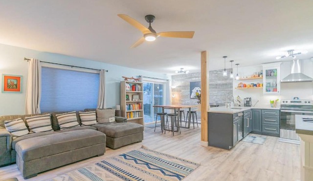 The Garay Townhome w/Contemporary Vibes