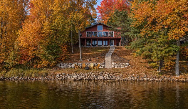 The Lakeside Lookout - Lakefront 4BR Cabin - Dock, Kayaks, Swim Raft + Game Shed
