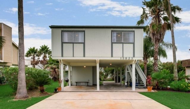 The Life Saver is charming 3 bedroom house a block and half from the beach.