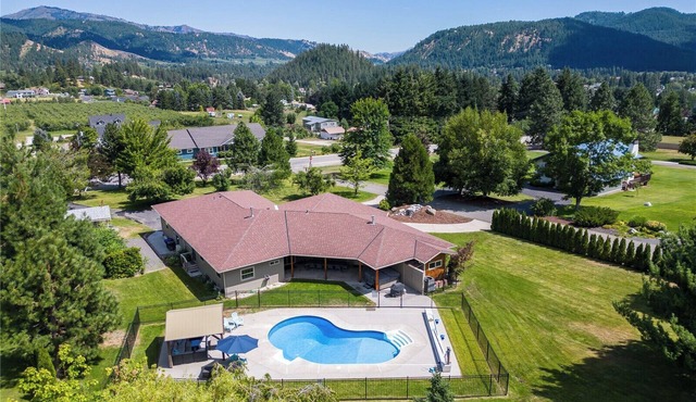 The Tyrolean: Pool, Hot Tub & Ski Hill Charm