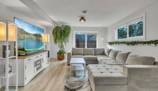 The Ultimate PNW Escape! Hot Tub Movie Lounge Office