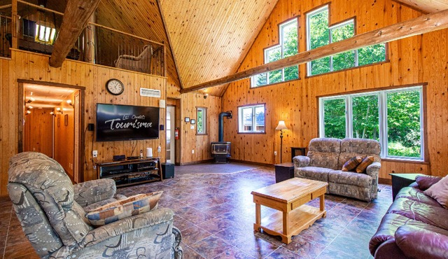 This rustic chalet has 3 bedrooms and can accommodate up to 8 people.