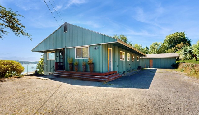 Tranquil Coastal Retreat Between Silverdale and Historic Downtown Poulsbo