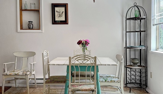 Tranquil hotel room: 4 beds, Full kitchen, Living, Dining in the heart of Paonia
