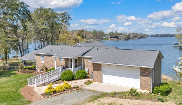 True Lakefront, Easy Water Access, Dock, Hot Tub, Sleeps 12 in Penhook