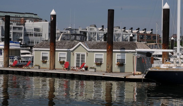 Unique Boston Harbor Houseboat Suite 2 - Experience near the Freedom Trail -AC