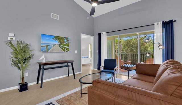 Updated modern 3rd floor Lely Resort condo overlooking tropical preserve! in Naples