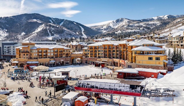 Updated Sundial unit in Canyons Village, balcony, outdoor swimming pool and hot tubs, walk to hiking