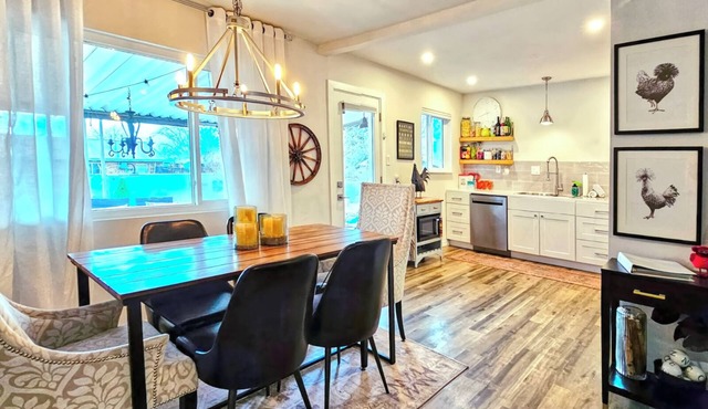 UPgraded. UPscale. UPtown! 3 bed, 2 bath, sleeps 6! Near UNM + Nob Hill too!