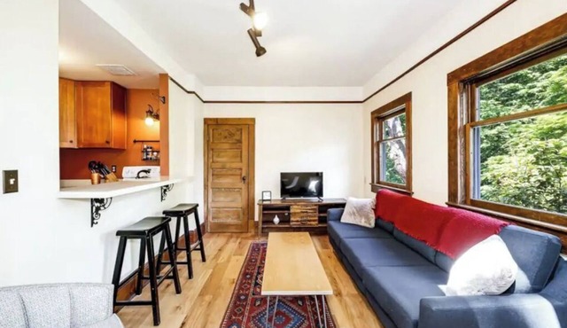 Upper Apartment in Classic Craftsman Home Duplex