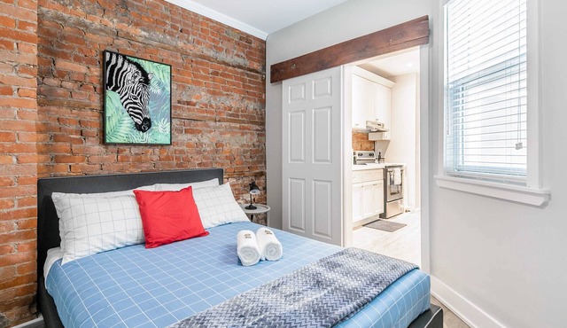 Upscale 2BR Condo with Netflix - Prime Location in Hamilton