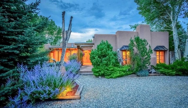 Upscale Adobe home, 2 acres, 20 min to Taos Ski Valley, Mtn Views, Bird Watching in El Prado