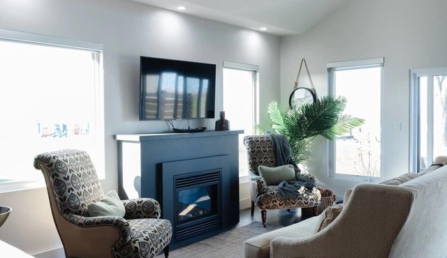 Upscale Cottage/HOT TUB/Main house + Studio Loft in Pointe aux Roches