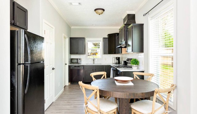 Upscale Duplex Getaway for 4 near Madison in Harvest