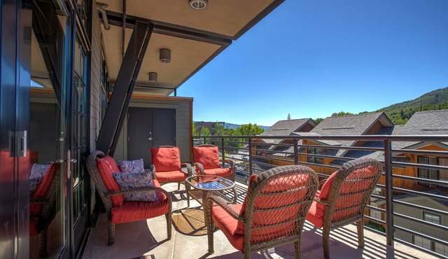 Upscale Luxury w/AC! Urban Loft in Downtown Steamboat