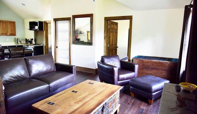 Urban Oasis Guesthouse: with Hot Tub & Firepit, Highlands, sleeps 8