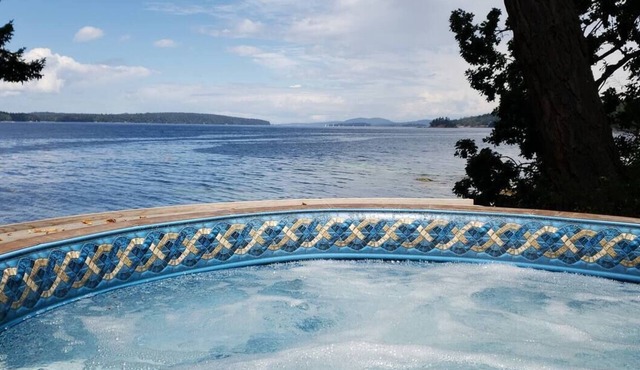 Valhalla Cabins - The Loft (Oceanfront w/Hot Tub)nn in Salt Spring Island