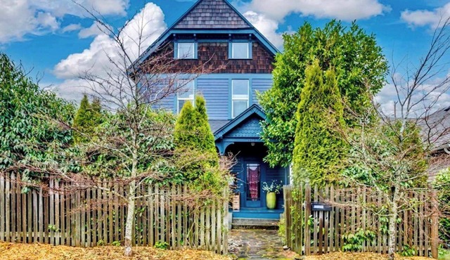 Victorian on Garden: Best Location in Town
