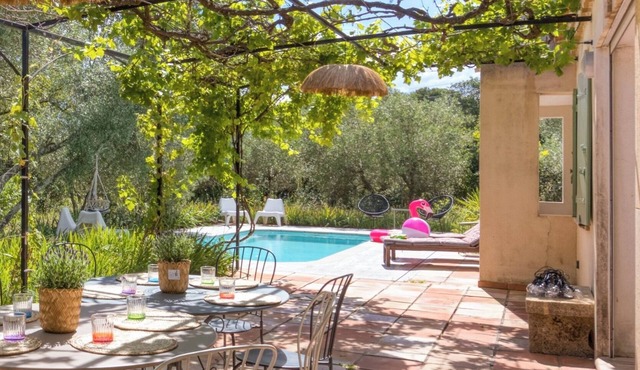 Villa and pool - exceptional setting in Junas