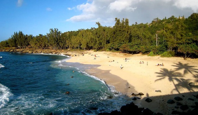 Waimea Bay Cottage - Steps to beach, AC
