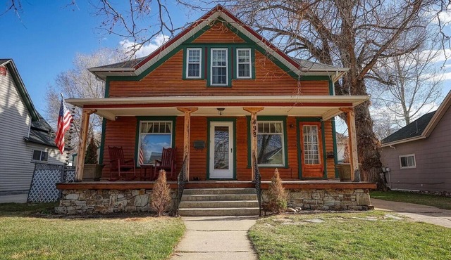 Walk to historic downtown, cozy, pets welcome!