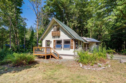 Walk to Skykomish River: Wooded Escape w/Fire Pit