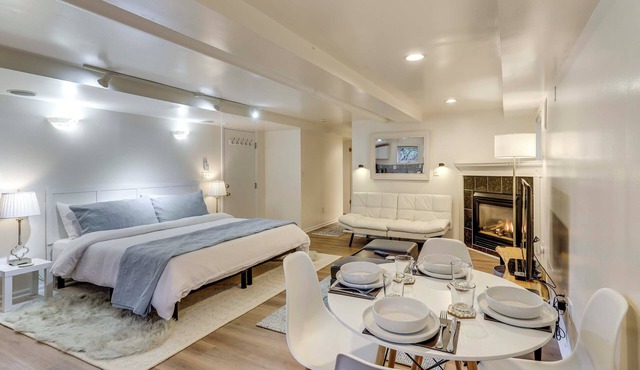 Walkable Green Lake Studio w/Fireplace