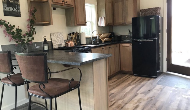 Walking Distance to the town of Vashon, fireplace, patio, bbq.