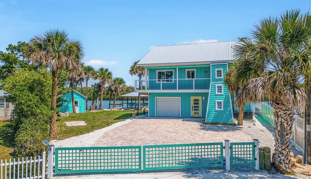 Waterfront 4BR Escape with Private Dock And Scenic Views in Edgewater