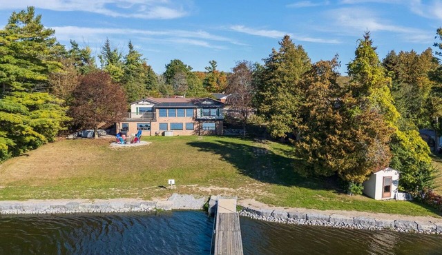 Waterfront Cottage | Boats, Hot Tub, Firepit & BBQ in Peterborough