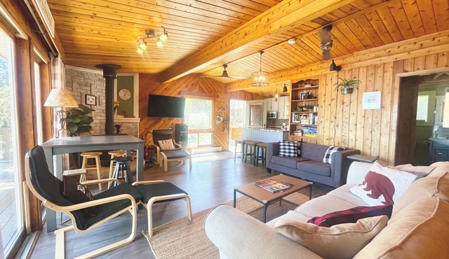 Waterfront Cottage with Beach, Bunkie, BBQ, Boat Slip & 10/10 Lake Views!