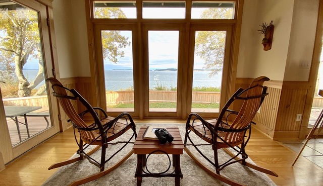 Waterfront home, stunning sunsets, sleeps 11 in Eastsound